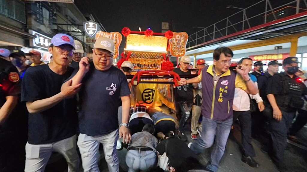 ▲彰化縣政府參議柯呈枋體驗扛轎。（記者林明佑攝）