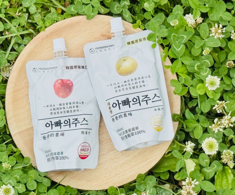 蘋果汁（左）帶有微酸甜的果香；水梨汁（右）則口感溫潤順口，大小朋友都適合。圖/腦波數位提供