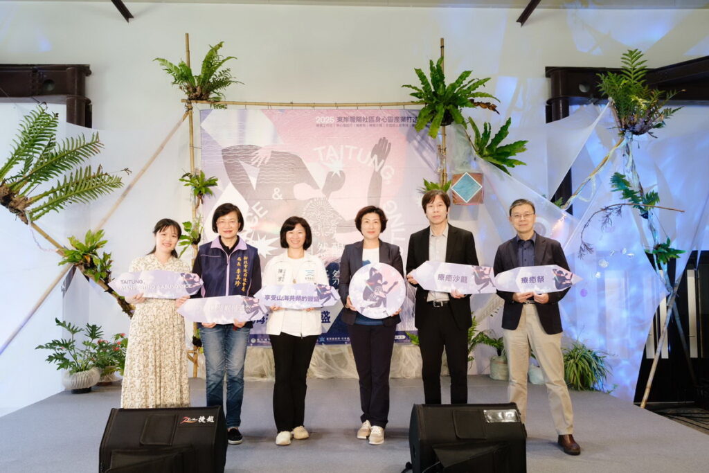2025《自然醒慢活祭》開幕記者會暨全國社工專場 臺東縣長饒慶鈴與出席貴賓合影(由左至右:講師Erica,新北市社會局局長李美珍,臺東縣社會處處長陳淑蘭,臺東縣長饒慶鈴,國家發展委員會國土區域離島發展處處長黃文彥,國家發展委員會社會發展處處長張富林)。