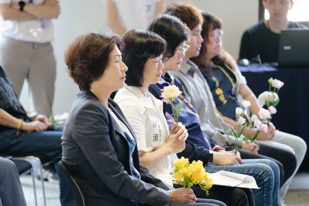 2025《自然醒慢活祭》開幕記者會暨全國社工專場開幕記者會臺東縣長與現場貴賓參與〔祝福療癒〕活動。