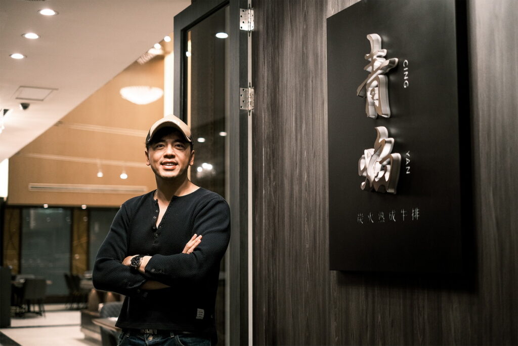 路易莎董事長黃銘賢攝於青焰苗栗金鬱金香門市