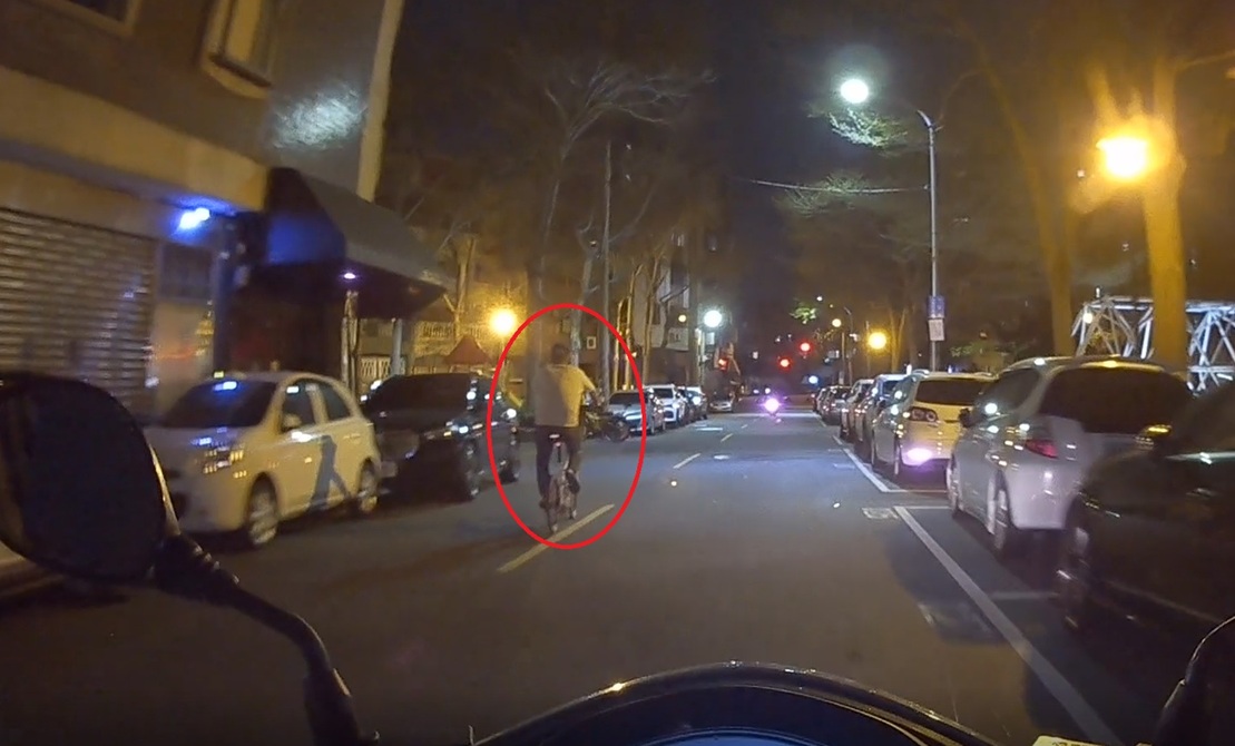 ▲圖說：員警巡邏時發現一外籍男子騎腳踏車逆向行駛，遂上前盤查                （圖／台中市政府 提供）