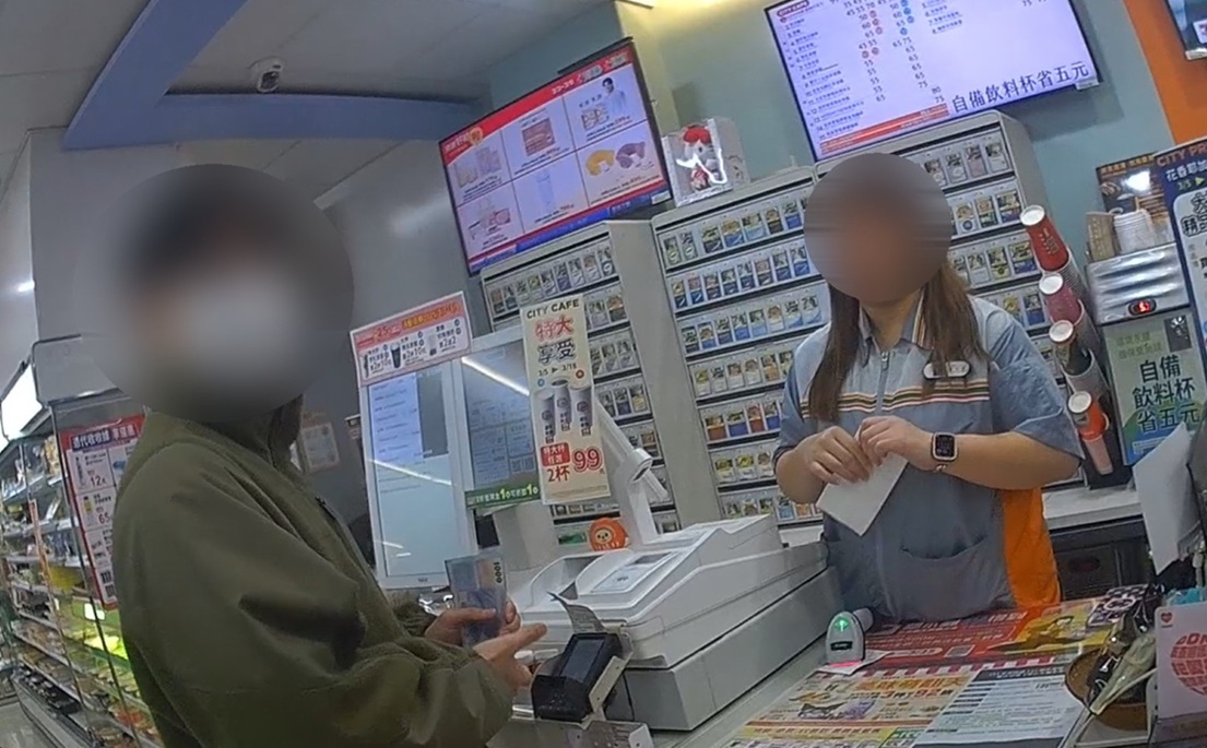 ▲圖說：33歲黃男遭詐，至超商購買大量遊戲點數，熱心店員拖住黃男等待員警馳援 （圖／台中市政府 提供）