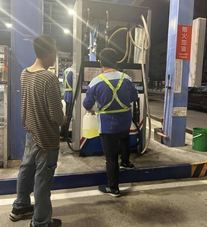汽車因1事卡停車場出入口動彈不得 大園警神救援 59 341638 0