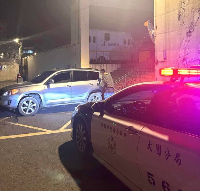 汽車因1事卡停車場出入口動彈不得 大園警神救援 60 341639 0