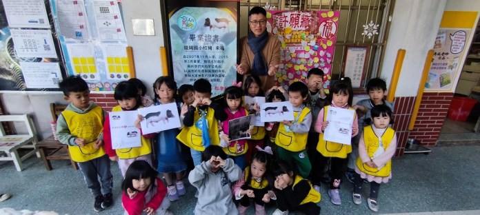 台版《和豬豬一起上課的日子》 桃園龍岡國小舉辦校豬「來福」紀念會 70 135002 0