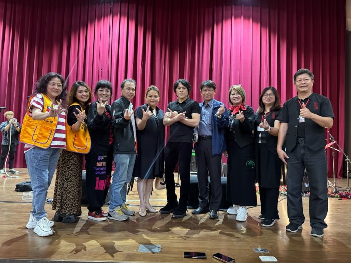 南崁高中邀玫瑰墓樂團演講 學生重新思索人生價值 65 2.蘇世揚醫師與與會貴賓合影 0