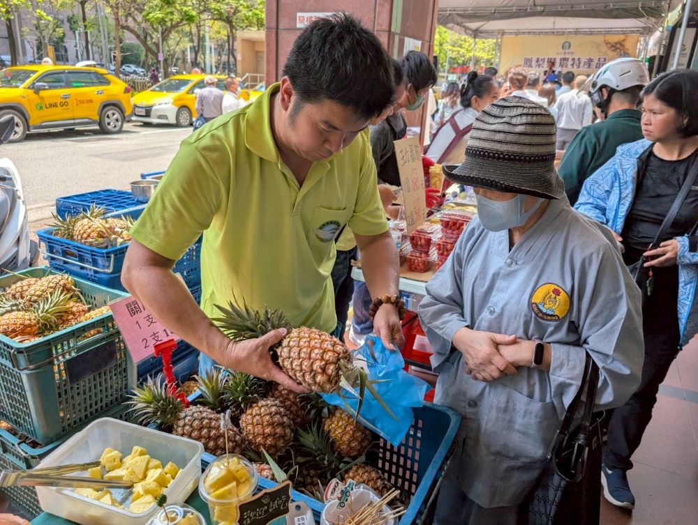 《圖說》新北市農業局推薦可至板農活力超市購買臺南鳳梨。〈農業局提供〉