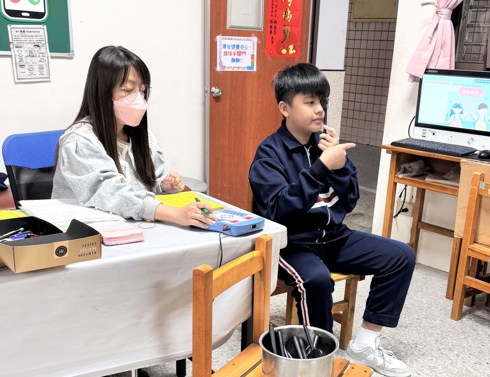 《圖說》護理師協助測量學生視力示意圖。〈教育局提供〉