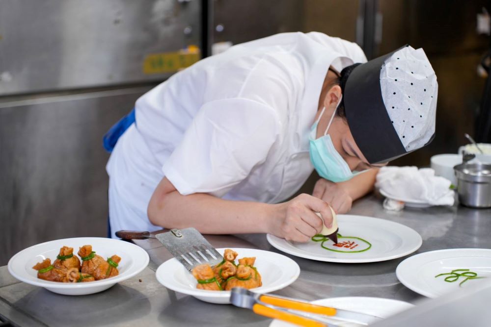 《圖說》112年度惜食料理食譜組選手參賽過程二。〈環保局提供〉