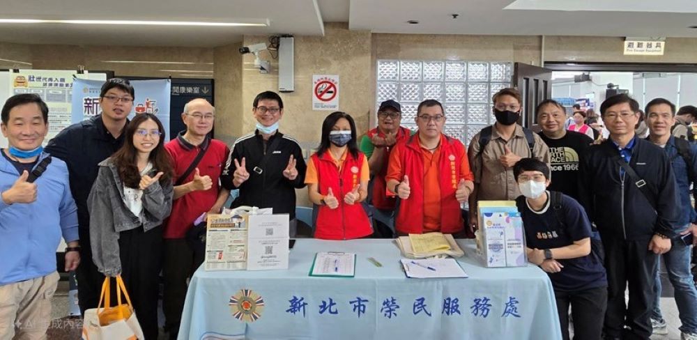 《圖說》新北市榮民服務處王玟琳組長(中)到場鼓勵同仁,與工作人員及退除役官兵合影。〈新北榮服處提供〉