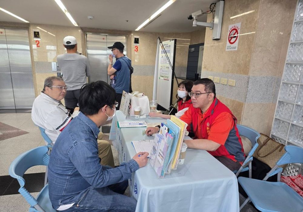 《圖說》就業徵才活動現場,服務人員為退除役官兵說明權益。〈新北榮服處提供〉