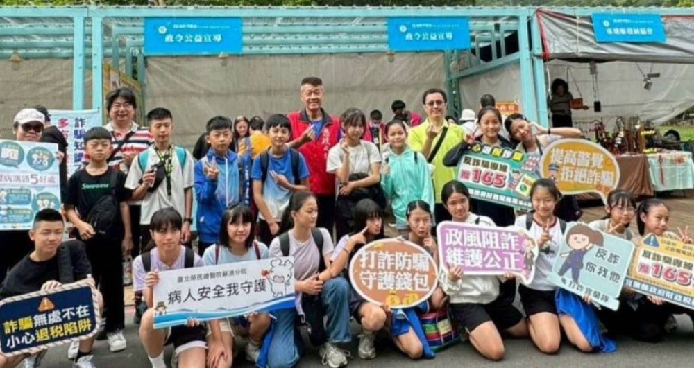《圖說》新北消政風室主任林三龍〈中〉與參訪綠博會學童合影。〈新北消政風室提供〉