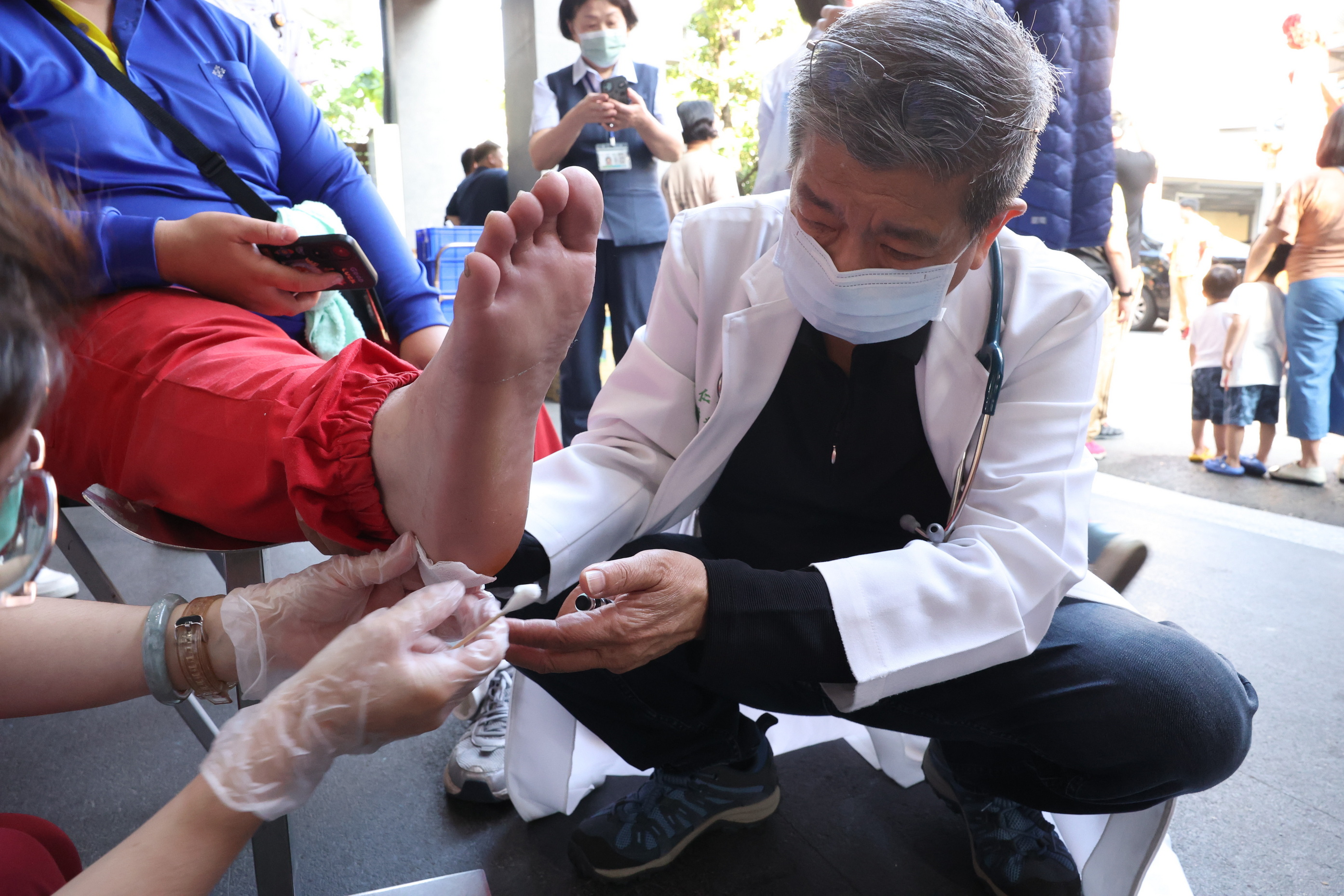 (有影片)/大甲媽回鑾駐足醫院 病房也能稜轎腳!中風患者輪椅迎媽祖 - https://www.watchmedia01.com