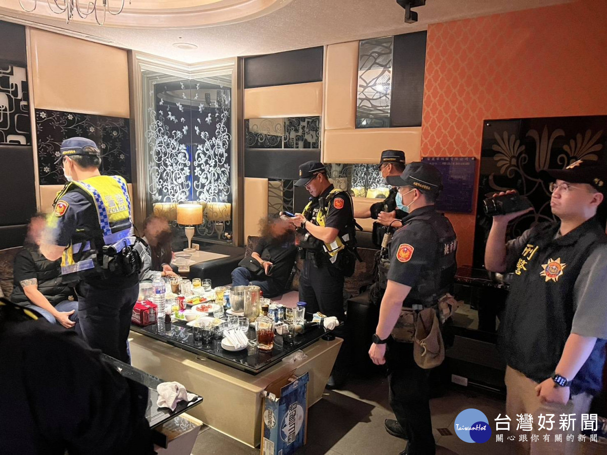 桃園警察分局鎖定轄內KTV、酒店、移工舞廳等易滋事場所進行綿密臨檢查察。