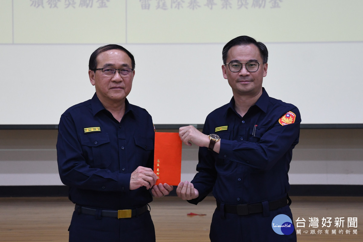 警察局吳坤旭局長頒贈破案獎勵金慰勉同仁辛勞。