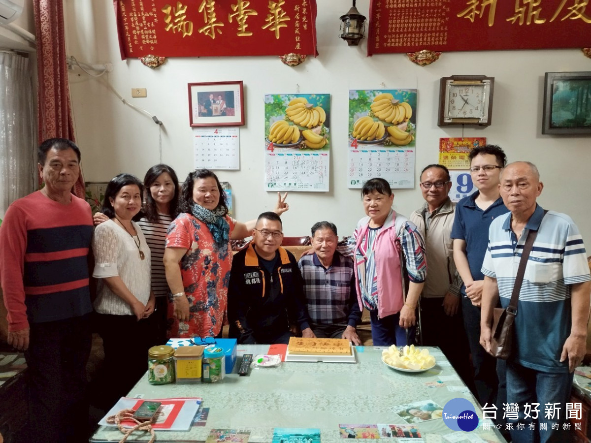 寶山鄉公所為9旬壽星獻上祝福。