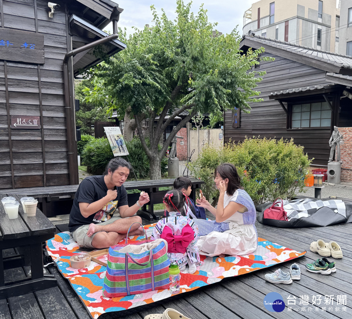 一家人在野餐非常溫馨
