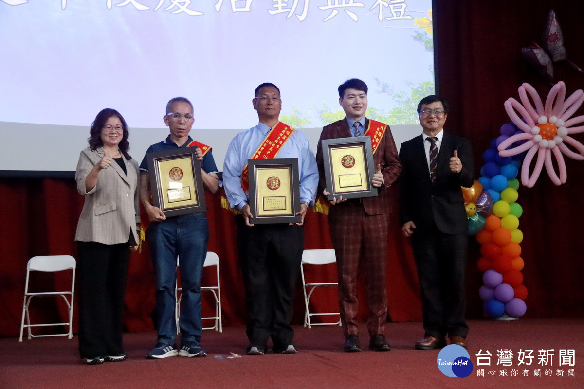 投高表揚傑出校友，為學弟妹樹立楷模。（記者扶小萍攝）