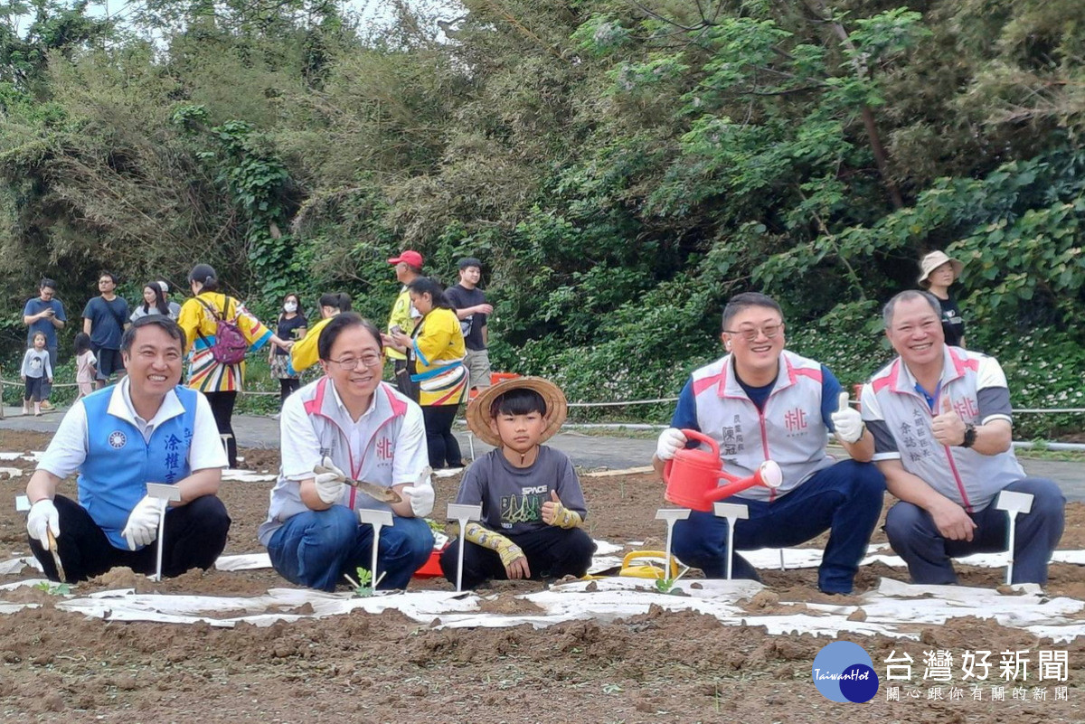 桃園市長張善政和貴賓們一起種植西瓜苗。<br /><br />