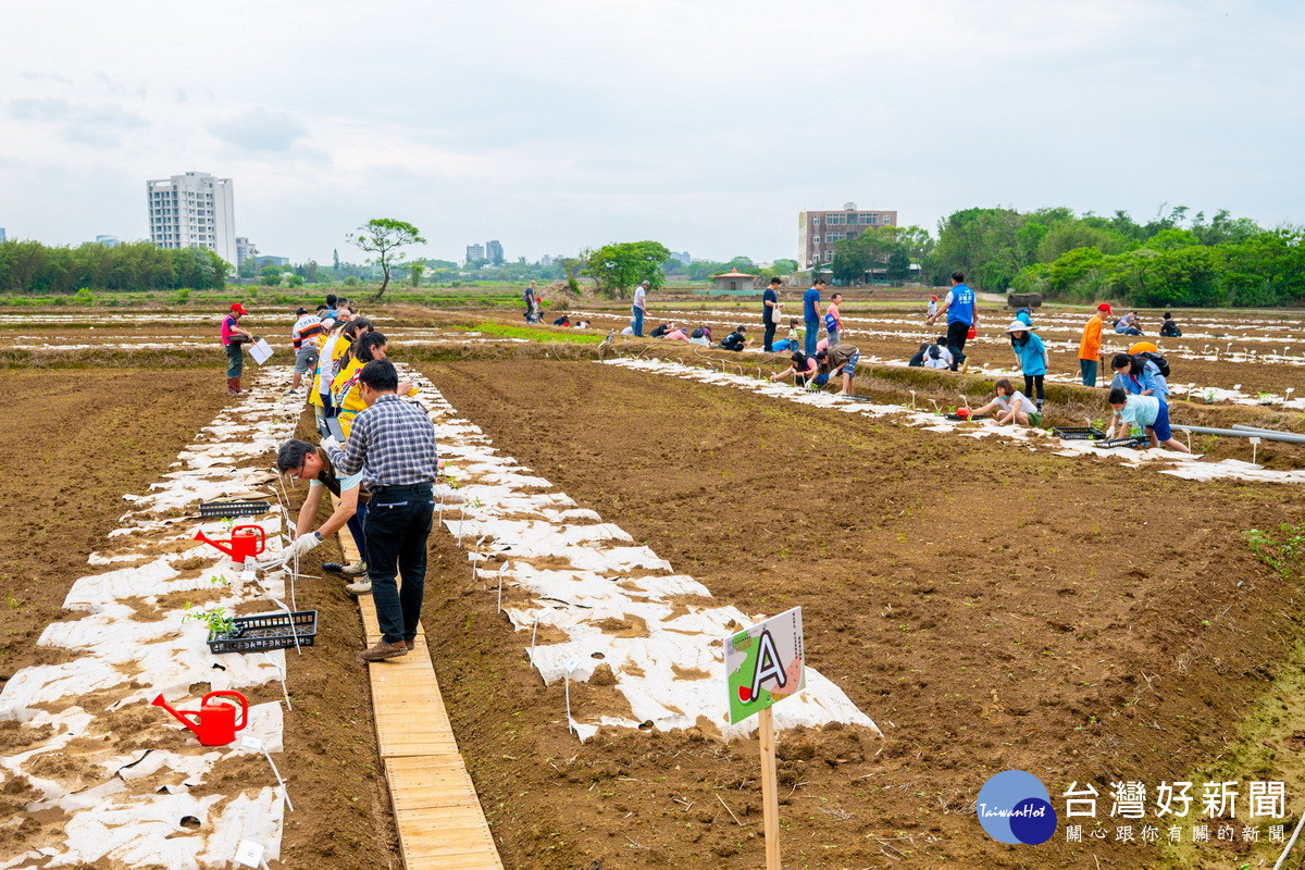 「西瓜節種植日活動」吸引許多民眾參加。<br /><br />