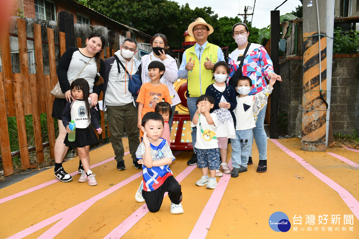 林世賢市長在舊鐵路宿舍群內和親子們同歡。圖／記者鄧富珍翻攝
