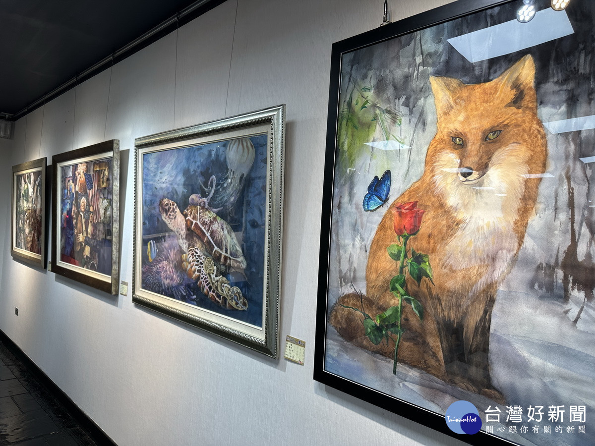 不論水墨水彩油畫都展現同學的創意。(記者扶小萍攝)