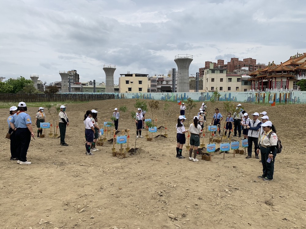 嘉義市童子軍一起協力在林業村共織綠網。（圖/記者陳惲朋攝）