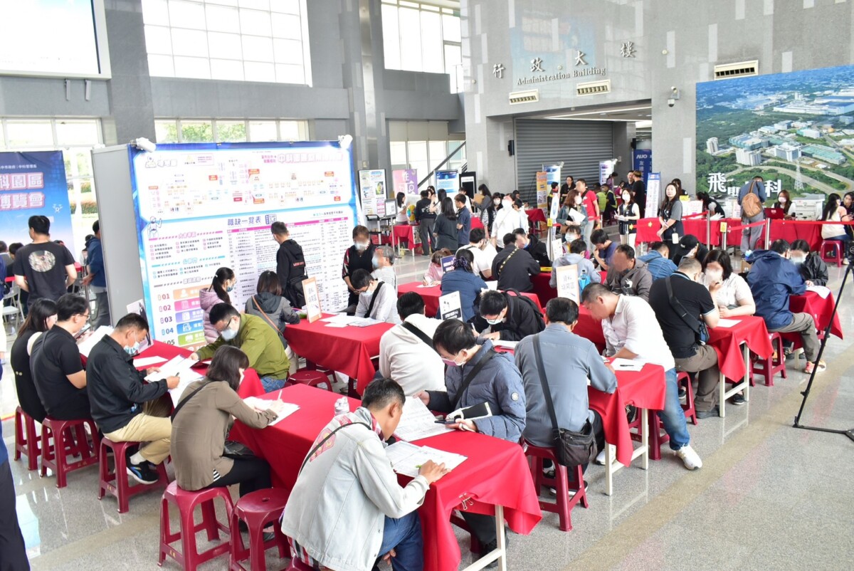 ▲活動現場湧入許多求職人潮。(圖/中市府提供)
