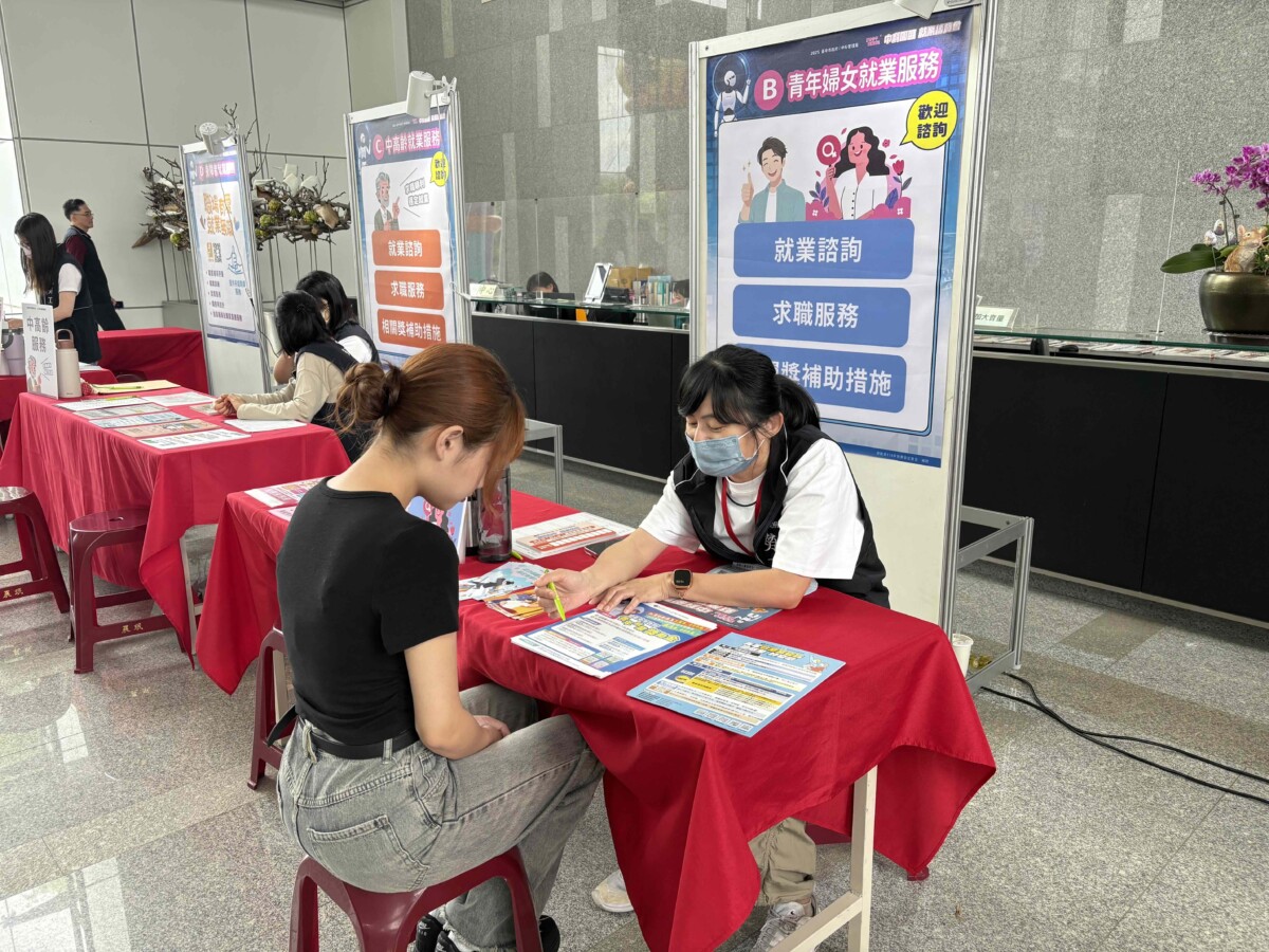 ▲現場提供青年及婦女就業服務諮詢。(圖/中市府提供)