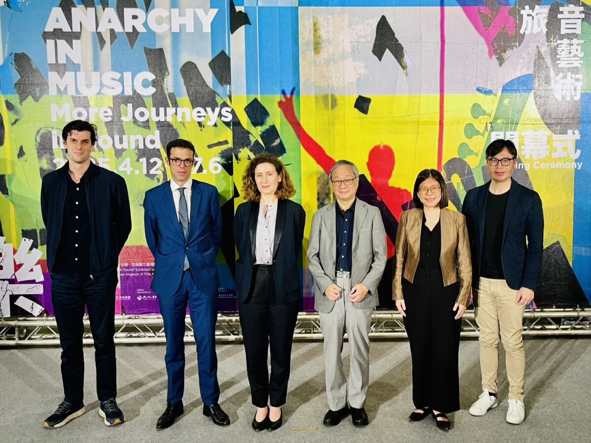 ▲「無序樂章：聲音藝術之旅」展覽今(12)日開幕，文化部長李遠(右3)、國立臺灣美術館長陳貺怡(右2)、法國在臺協會主任龍燁Franck Paris，(左2)、策展人瑪切拉‧利斯塔Marcella Lista(左3)等合影。(圖/記者顏淑娟攝)