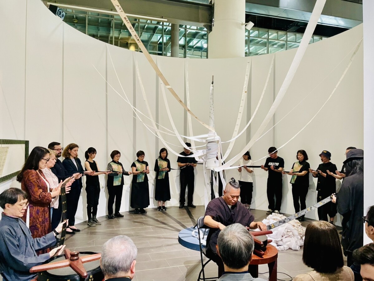 ▲藝術家林其蔚(左1)帶領表演者演出其經典作品〈磁帶音樂〉為展覽揭幕。(圖/記者顏淑娟攝)