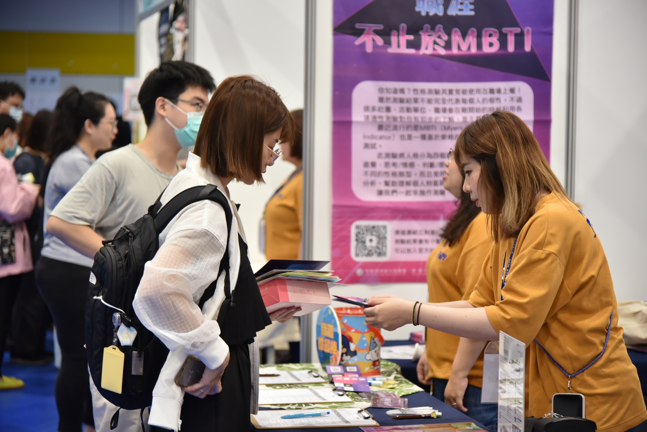 高薪、無經驗門檻低 勞動部校園徵才 逾千職缺助力青年開啟職涯旅程
