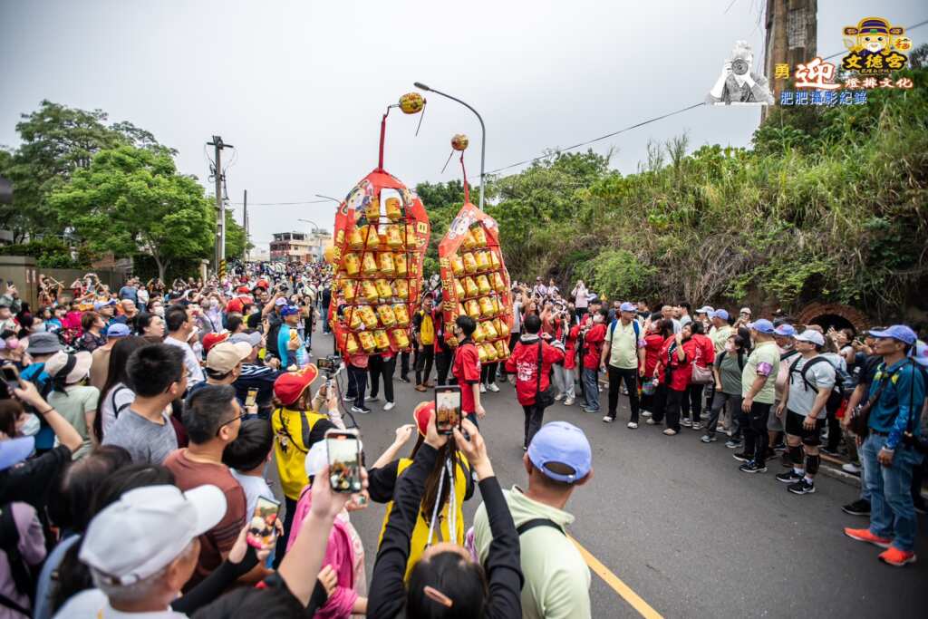▲「福德老爺迎燈排x接駕大甲媽姐」隊伍，以傳統燈排，熱情迎接大甲媽祖。（僑光科技大學提供）
