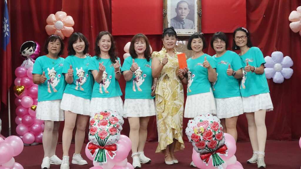 ▲彰化縣溪湖鎮婦女會於今日在溪湖鎮中山堂辦理114年表揚模範家庭活動暨促進婦女權益宣導活動，由社區婦女帶來一連串才藝秀開場，溪湖鎮婦女會理事長陳玉姬議員頒發表演團體獎勵金。（記者林明佑攝）