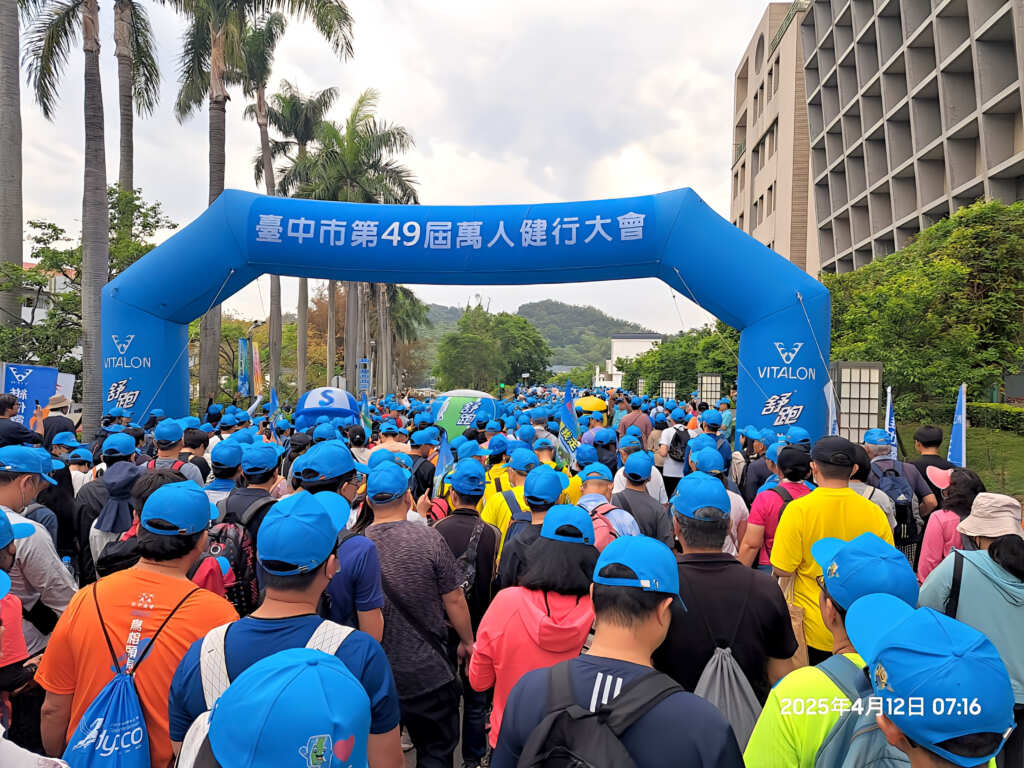 「萬人健行」是在臺中市辦理的特色活動，且已邁入第49年，為全國歷史悠久、規模最大的健行活動之一