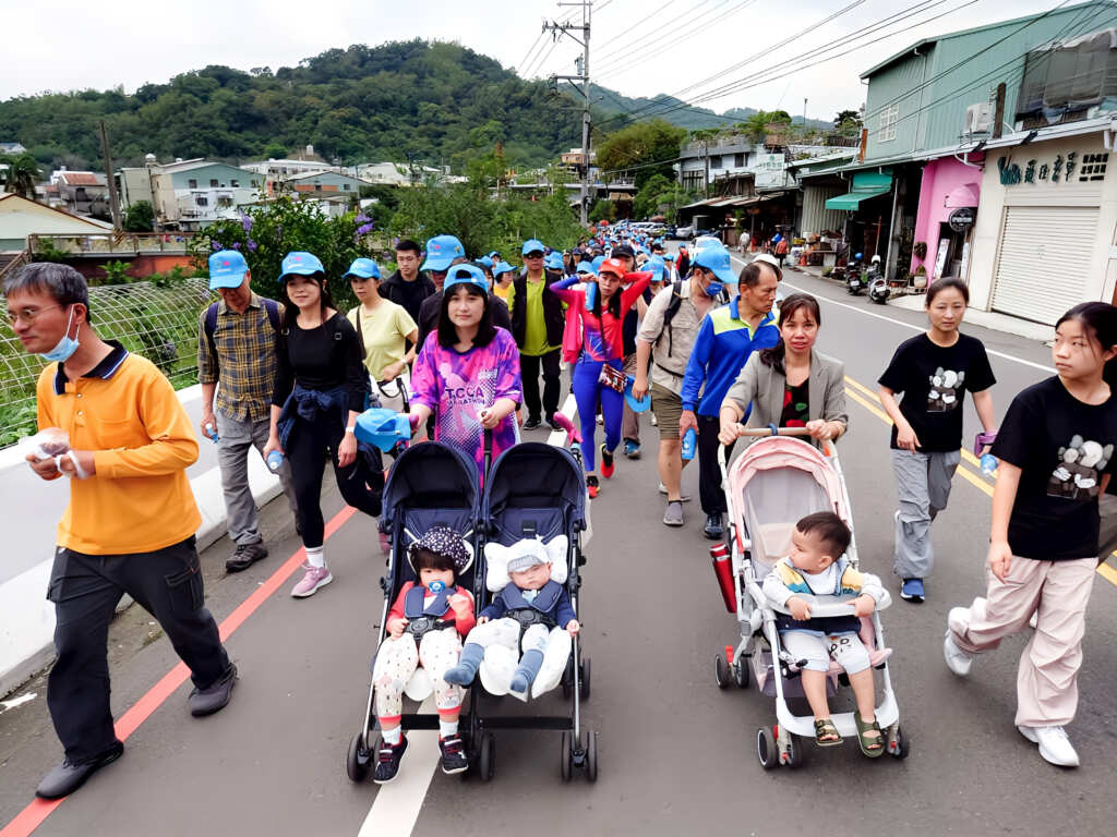 ▲萬人健行路線大自然環繞，亦有民眾推嬰兒車熱情參與。（台中市政府提供）