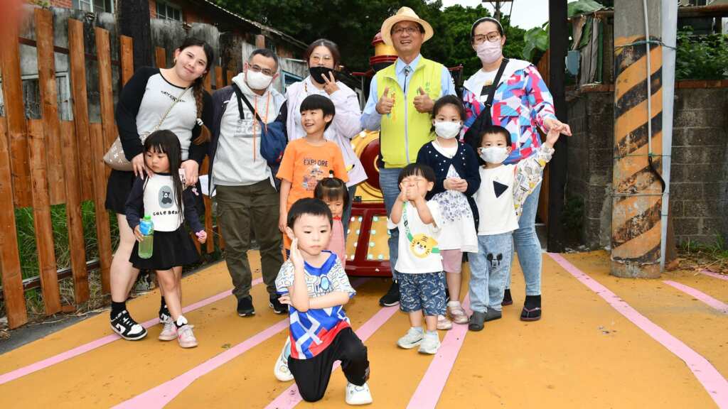 ▲林世賢市長在舊鐵路宿舍群內和親子們同歡。（彰化市公所提供）