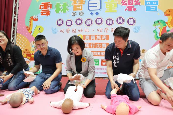 張麗善與民眾同樂參與換尿布趣味賽，鼓勵家務共擔、打破性別刻板印象。(記者廖承恩翻攝)