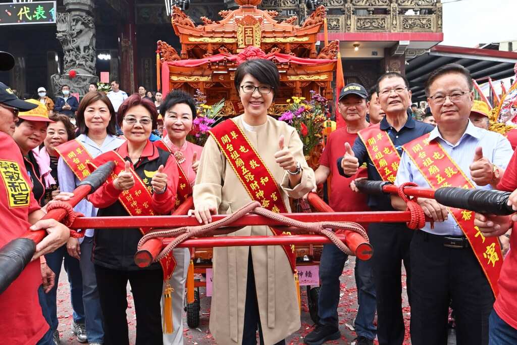 ▲南投縣長許淑華扶轎，財神爺起駕，遶境活動正式開始。（記者張玉泰攝）