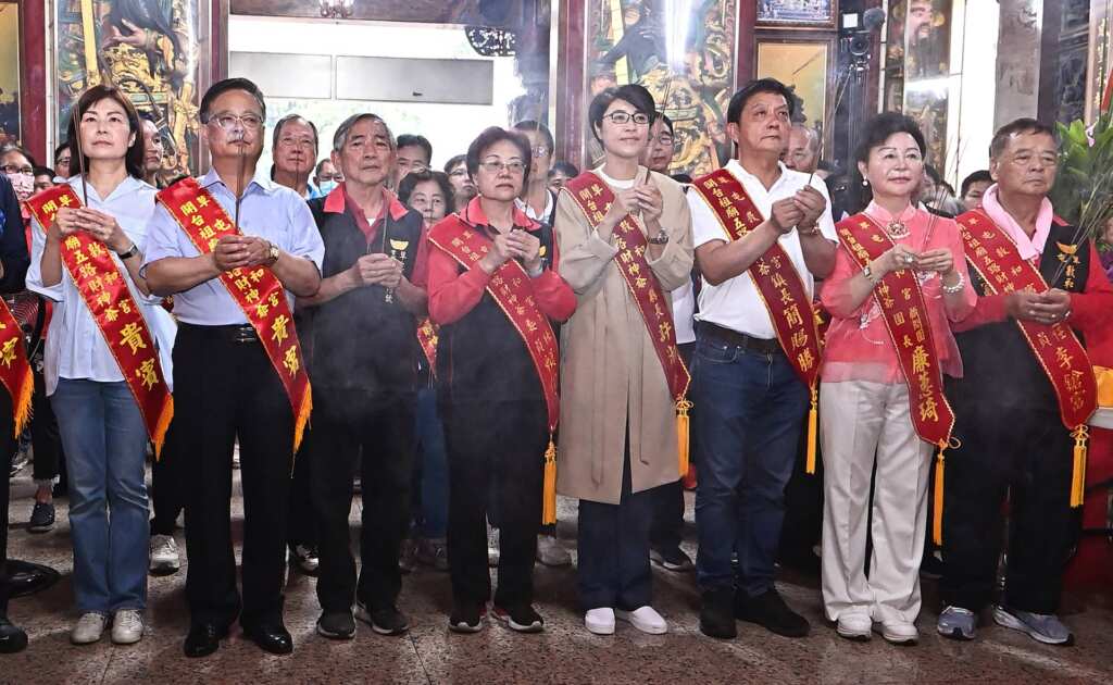 ▲縣長許淑華偕同敦和宮主委賴怡伶及顧問團長廉蕙琦、草屯鎮長簡賜勝及多位議員一同賀壽，祈求財神爺保佑國泰民安、台灣順利度過關稅難關。（記者張玉泰攝）