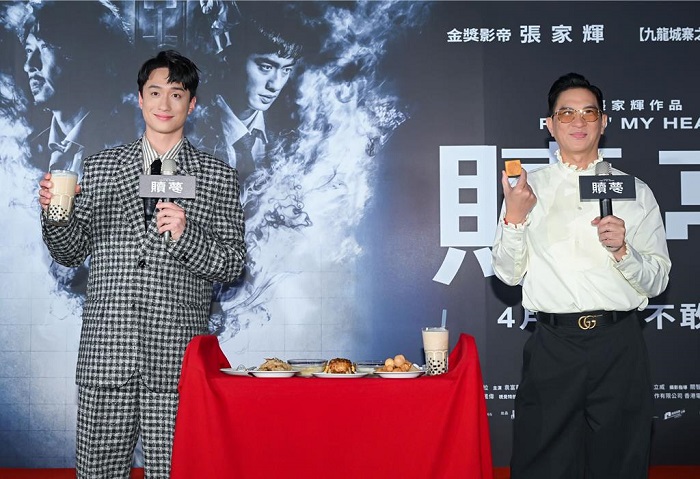 張家輝(右)、劉俊謙手拿彭于晏準備的台灣美食。(甲上娛樂提供)