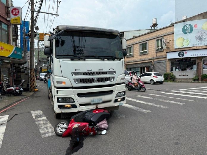 【有片】命大!7旬婦遭水泥車輾過 送醫無生命危險 93 572100 0