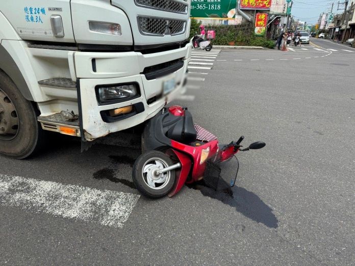 【有片】命大!7旬婦遭水泥車輾過 送醫無生命危險 94 572099 0