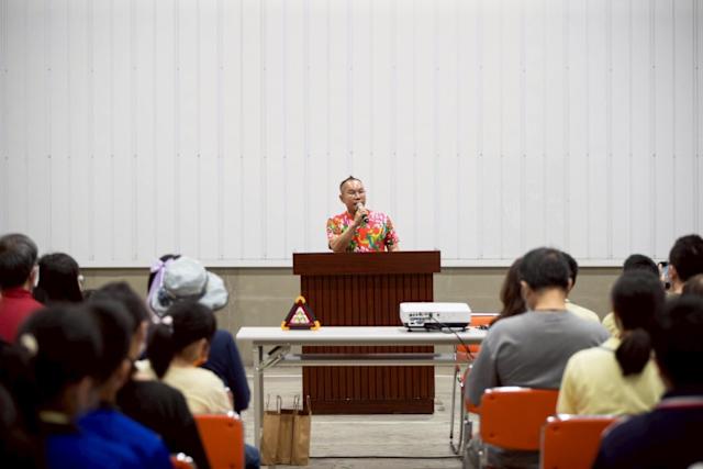 「竹北吊車大王」啟德機械胡漢龑董事長向參與的學生們介紹了啟德機械的發展歷程以及機械起重工程的重要性。(圖/台積電慈善基金會 提供)