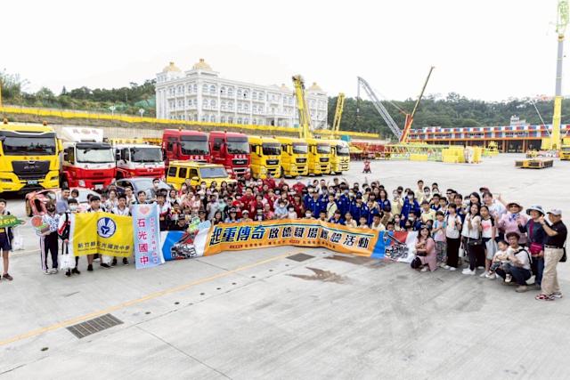 難得的重機具體驗機會，共200位師生分成兩組，共同參與這場難得的職業探索之旅。(圖/台積電慈善基金會 提供)