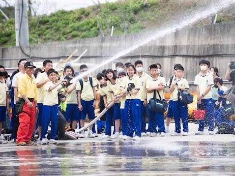難得的重機具體驗機會，共200位師生分成兩組，共同參與這場難得的職業探索之旅。(圖/台積電慈善基金會 提供)