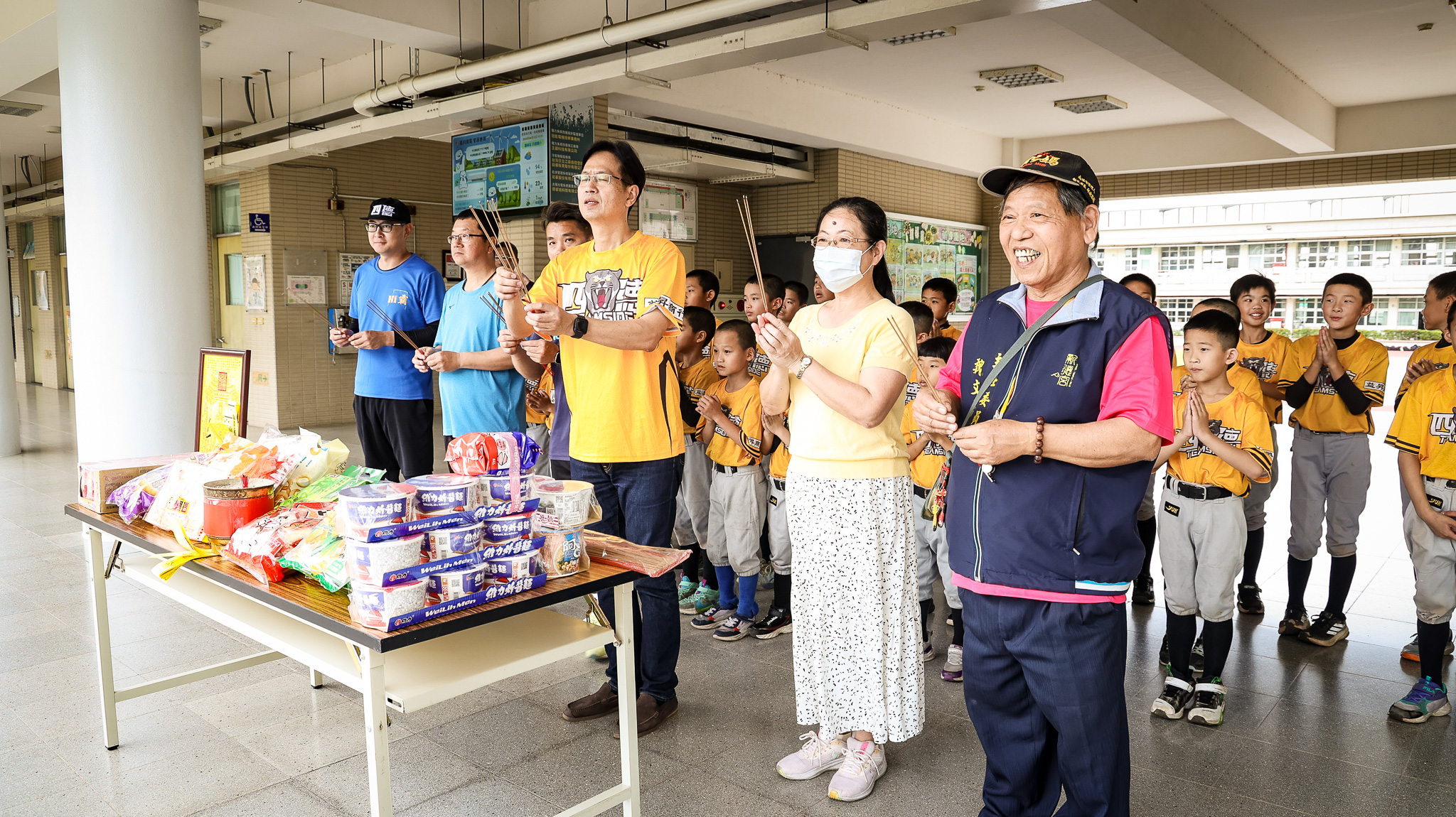圖 繞境庄四德國小校長及少棒隊成員熱情迎接媽祖到來 記者王偉翻攝