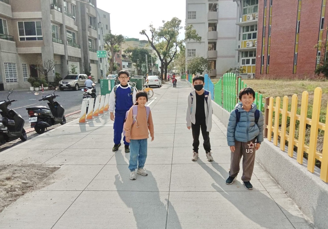 他們這樣上學!小黃帽走出安全新風景