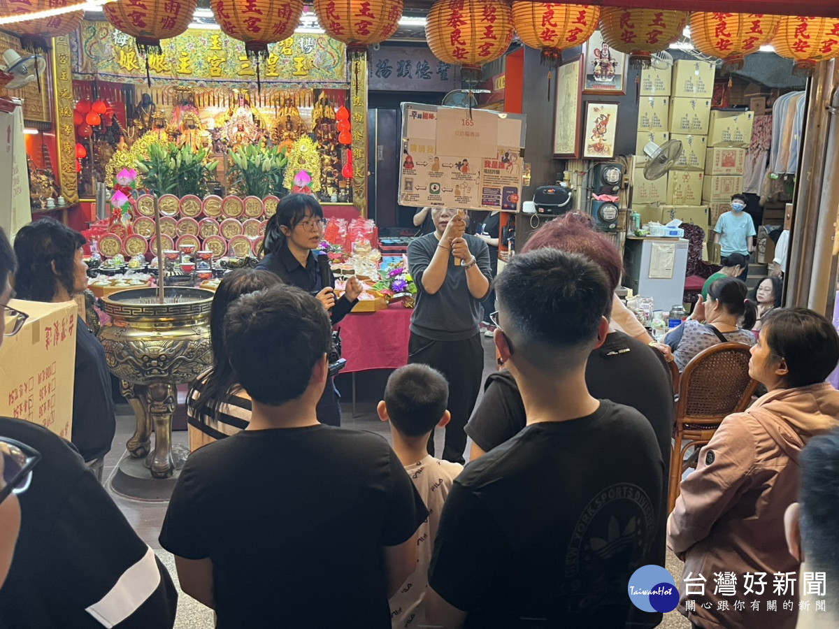 楊梅派出所前往轄內香火鼎盛的錫福宮、碧玉宮向信眾進行防制假投資詐騙、婦幼安全等宣導。